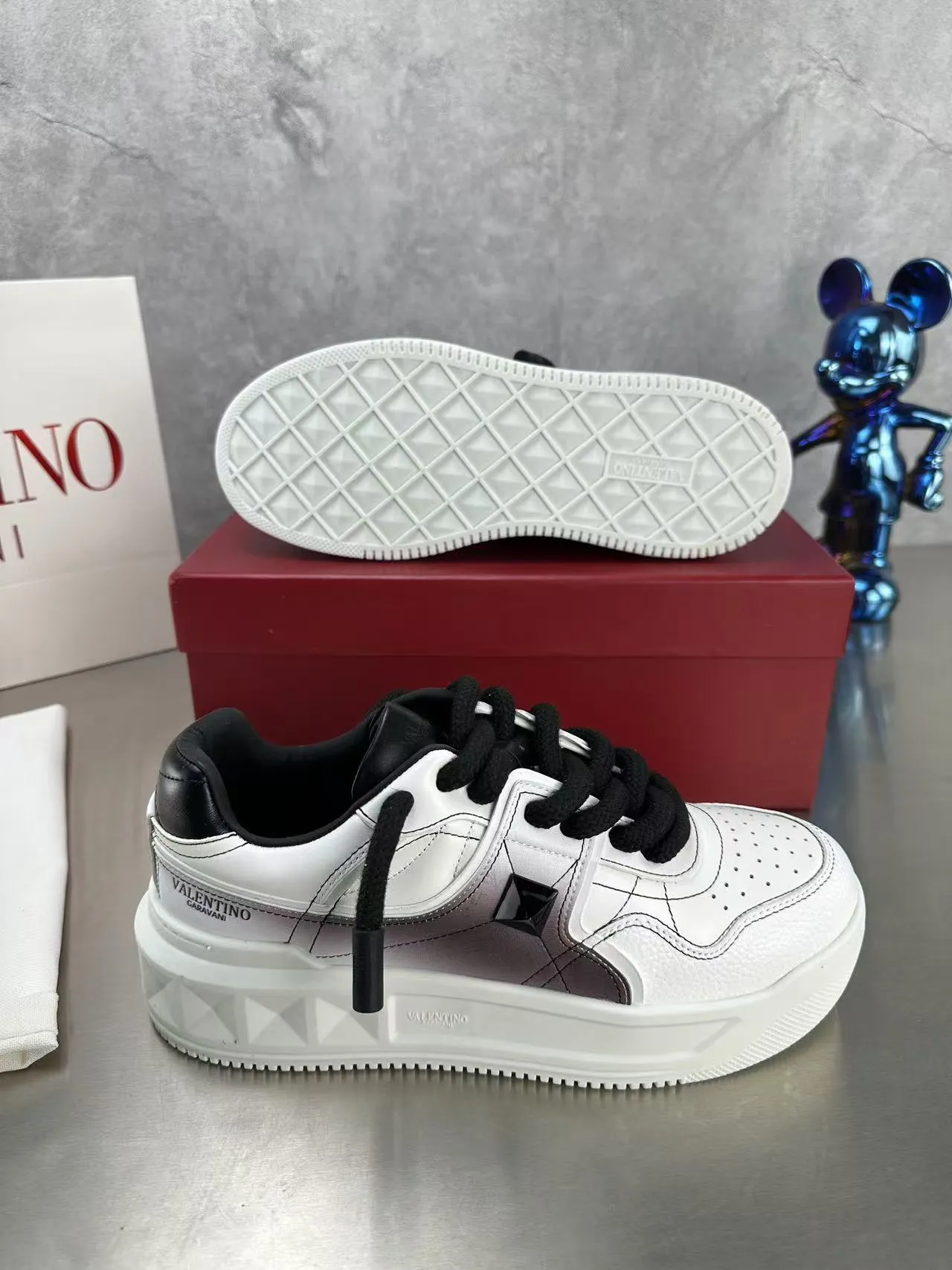 👟👟Ex-factory price 640👟👟 🔺Valentino🔺Valentino new casual shoes 2023 latest model hot style for catwalk couples, thick shoelaces, the same style as Elsa Hosk, Zhang Yixing, Guan Xiaotong and many other stars 🔥 Top version + lasting process, full oil edge on the upper. Fabric: Customized cowhide + cowhide lining with breathable mesh. Outsole: original molded TPU thickened outsole. Size for women is 35-40. Men’s size is 39-45.